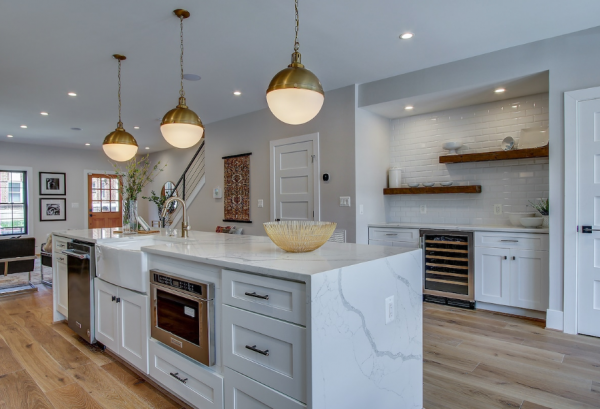 Penggunaan warna netral seperti putih, krem, dan abu-abu